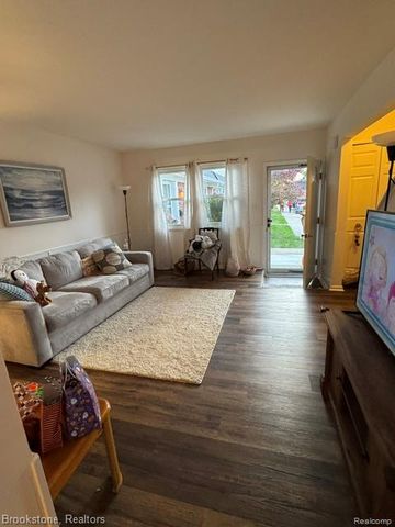 45746 Kensington, Utica, MI 48317