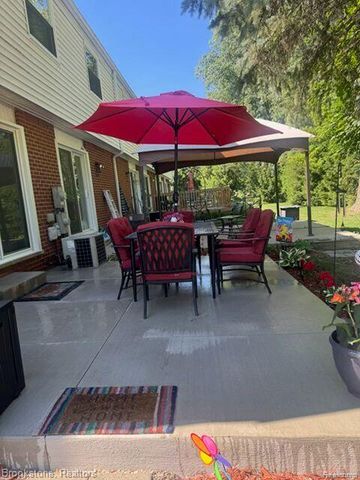 45746 Kensington, Utica, MI 48317