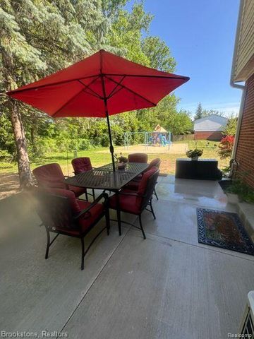 45746 Kensington, Utica, MI 48317