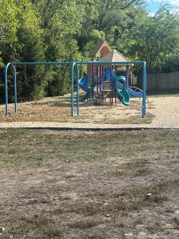 45746 Kensington, Utica, MI 48317