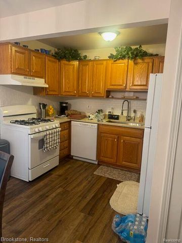 45746 Kensington, Utica, MI 48317