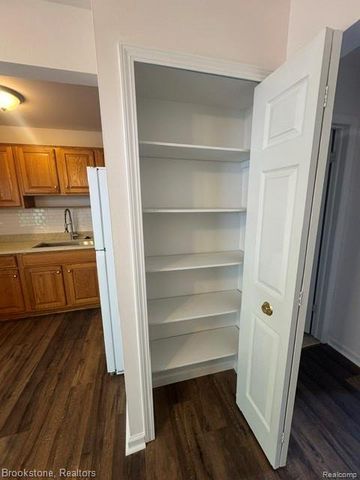 45746 Kensington, Utica, MI 48317