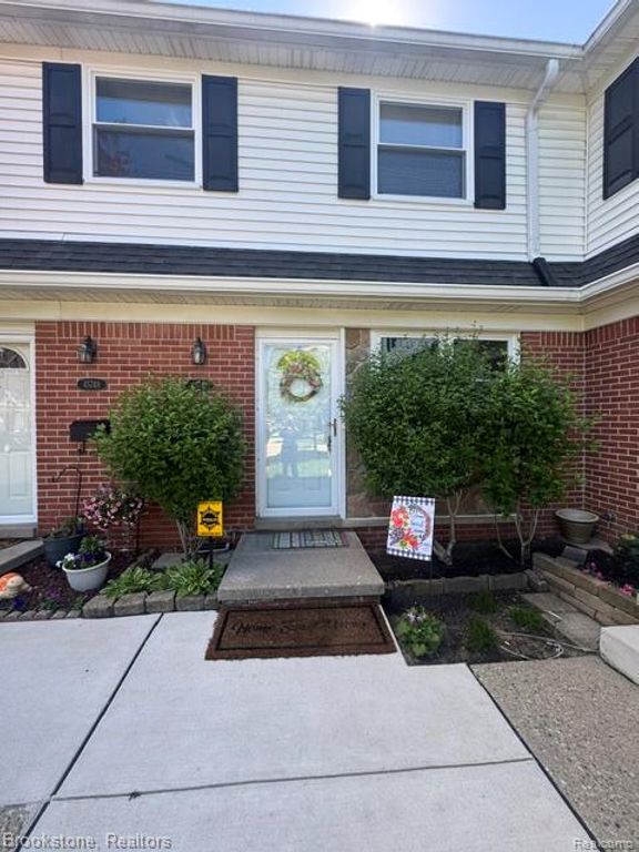 45746 Kensington, Utica, MI 48317