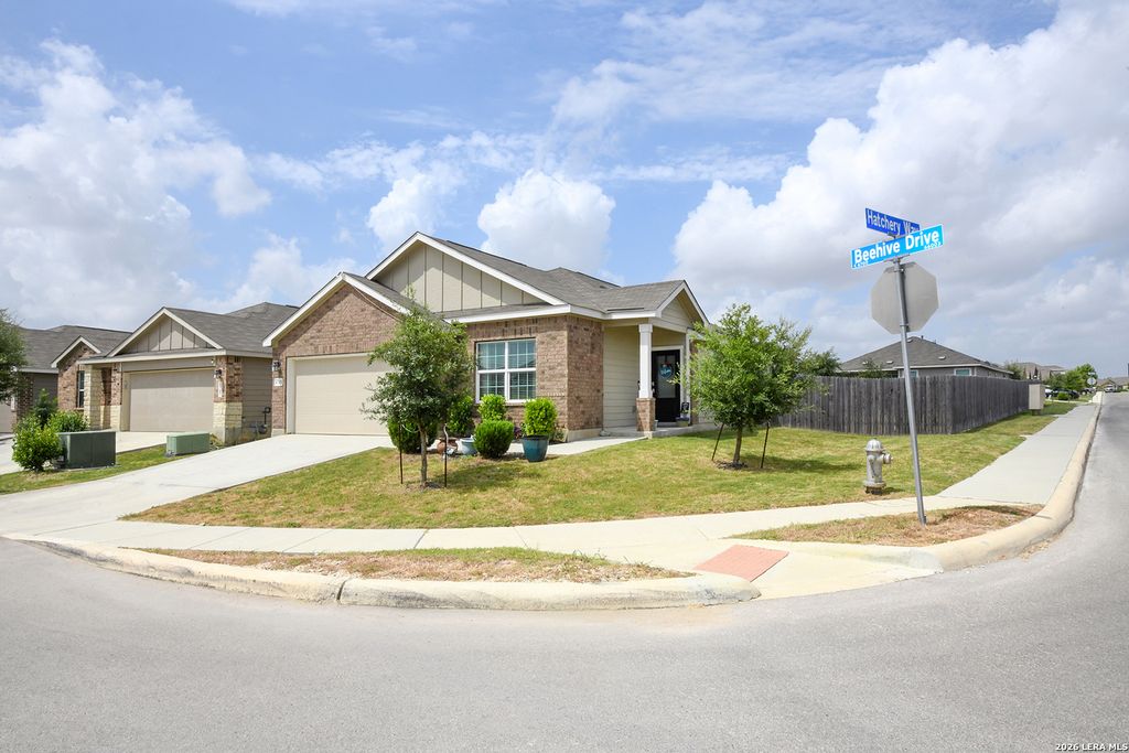 6703 BEEHIVE DR, San Antonio, TX 78252