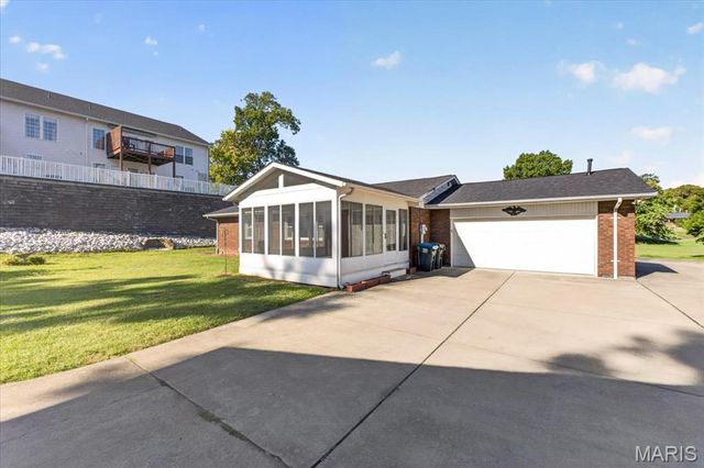 1608 Daleview Street, Columbia, IL 62236