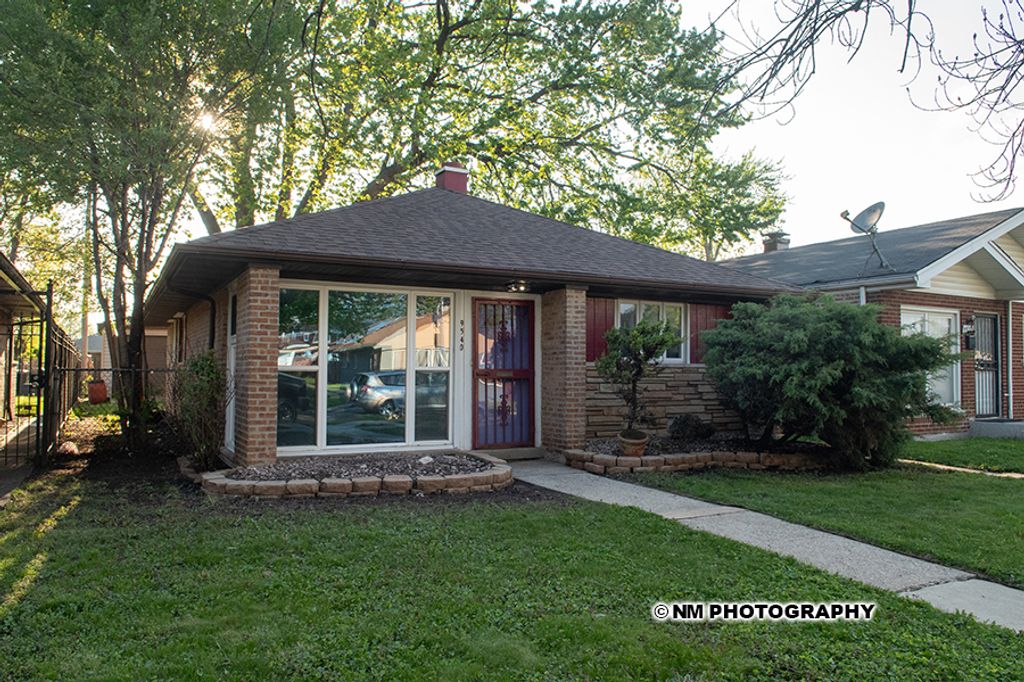 Image 1 of property listing at 9540 S Bennett Avenue, Chicago, IL 60617