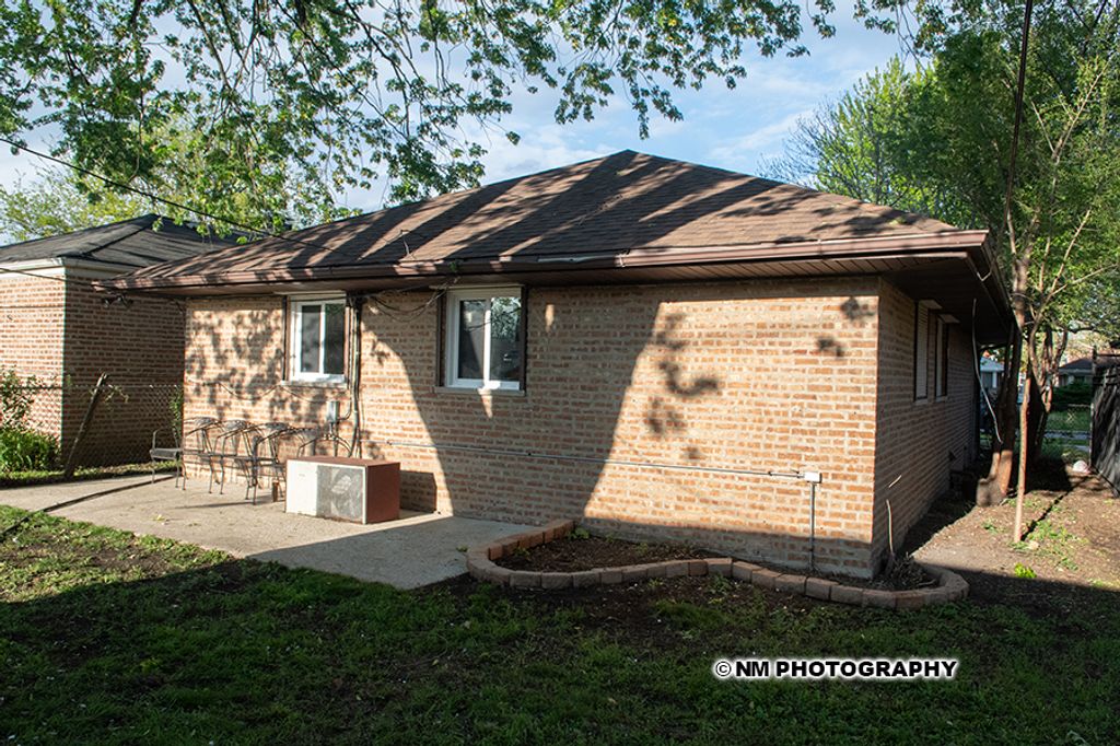 Image 16 of property listing at 9540 S Bennett Avenue, Chicago, IL 60617