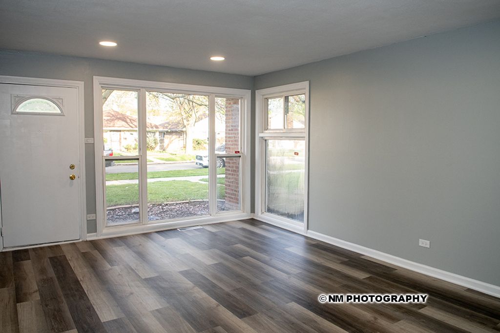 Image 4 of property listing at 9540 S Bennett Avenue, Chicago, IL 60617