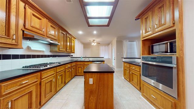 16215 Willowpark Dr, Tomball, TX 77377