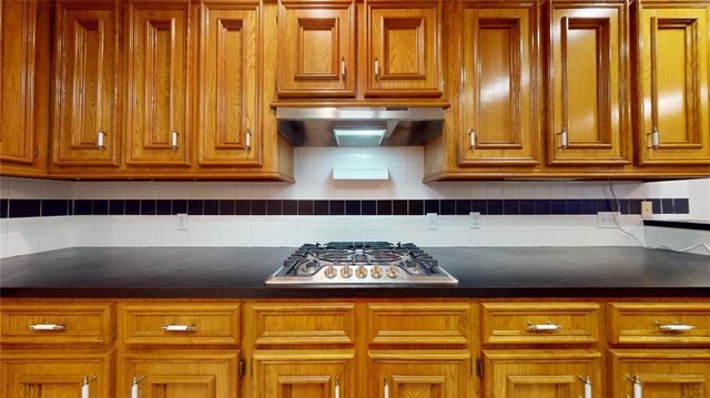 16215 Willowpark Dr, Tomball, TX 77377