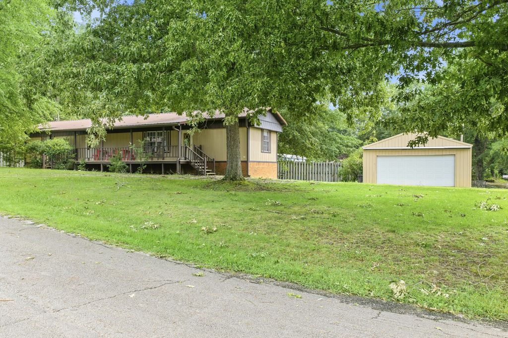 225 Pineview Dr, Springville, TN 38256
