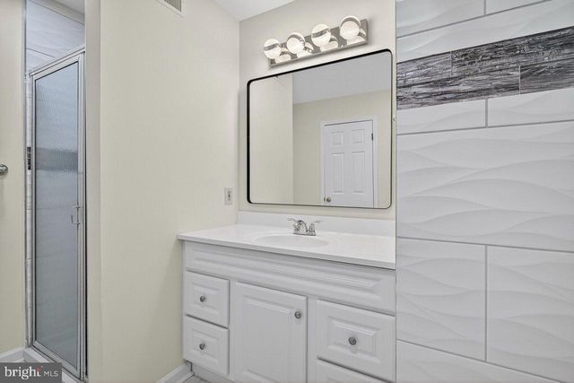 21 REGAL DR, Monmouth Junction, NJ 08852