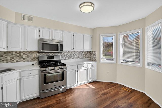 21 REGAL DR, Monmouth Junction, NJ 08852