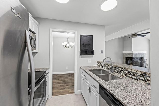 11903 W 58th Unit H Place H, Shawnee, KS 66216
