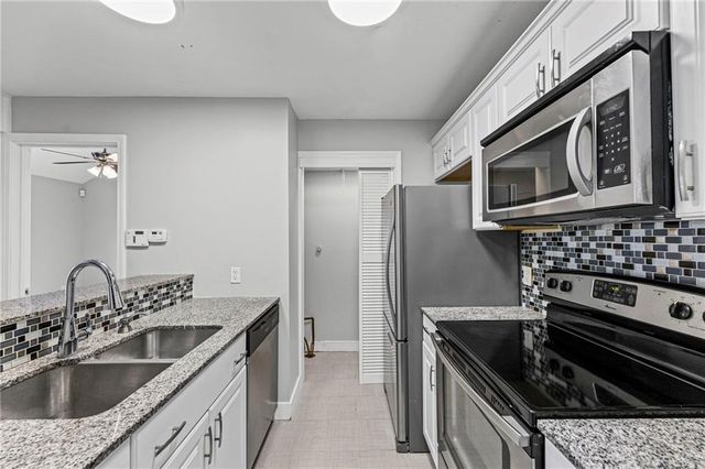 11903 W 58th Unit H Place H, Shawnee, KS 66216