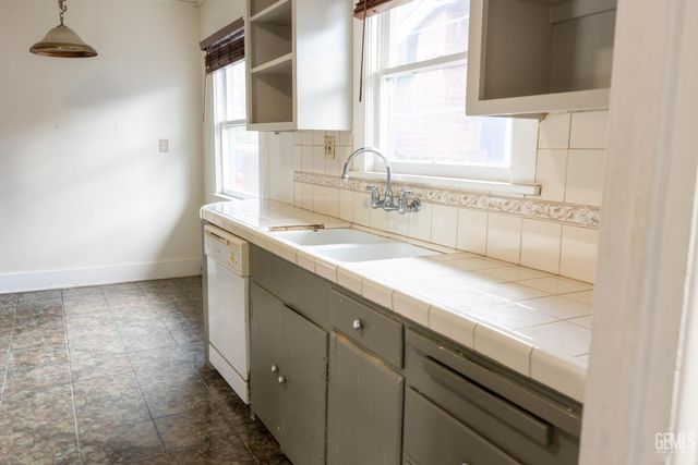 421 Holtby Road, Bakersfield, CA 93304