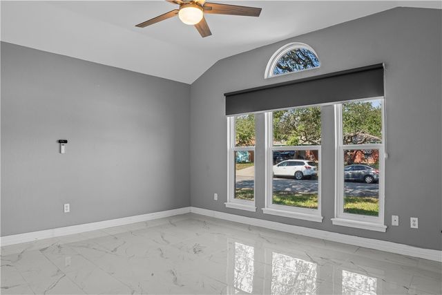 2165 Spring Park Dr, Ingleside, TX 78362