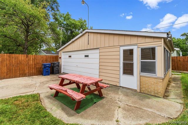 4722 Birchcrest Drive, Flint, MI 48504