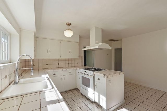 12718 Locke Rd, Lockeford, CA 95237