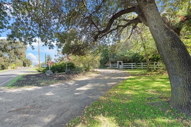 12718 Locke Rd, Lockeford, CA 95237