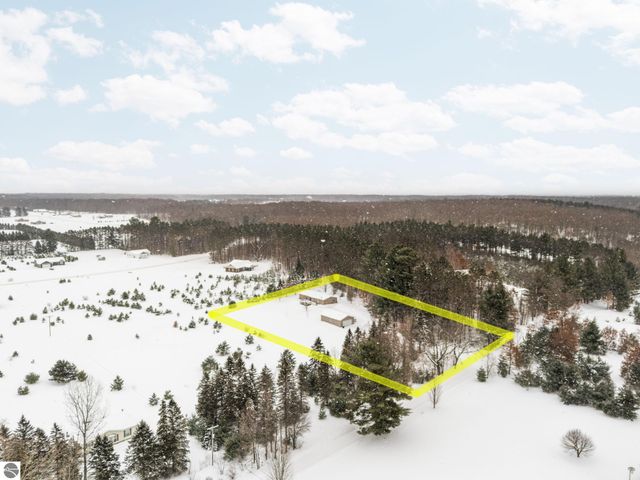 8127 Wood Road, Kingsley, MI 49649