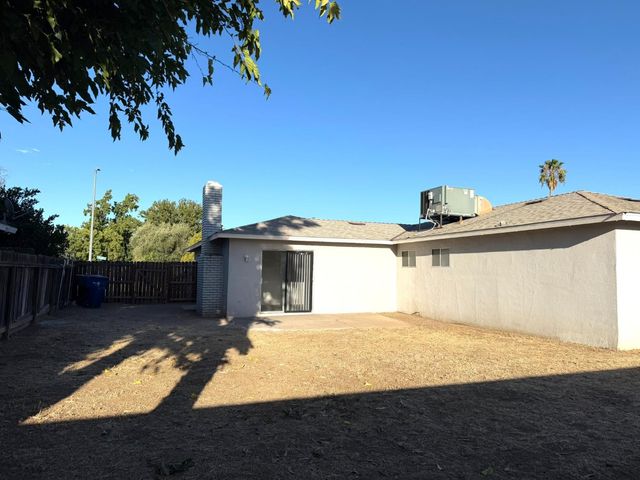 4689 N Feland Avenue, Fresno, CA 93722