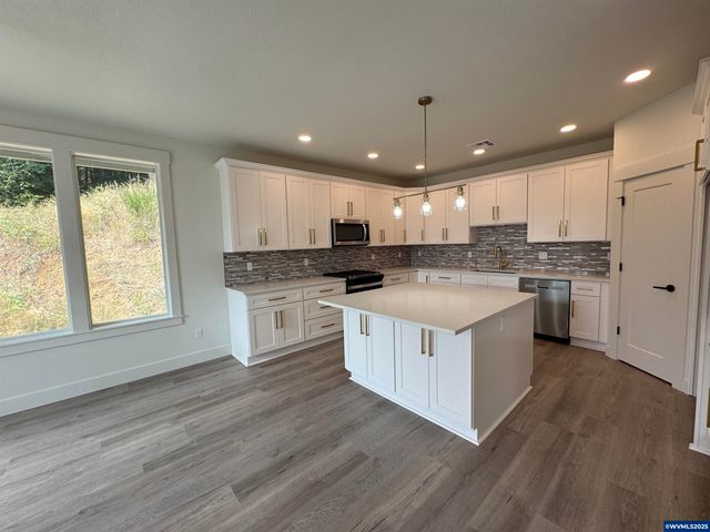 812 Hawk Dr, Silverton, OR 97381