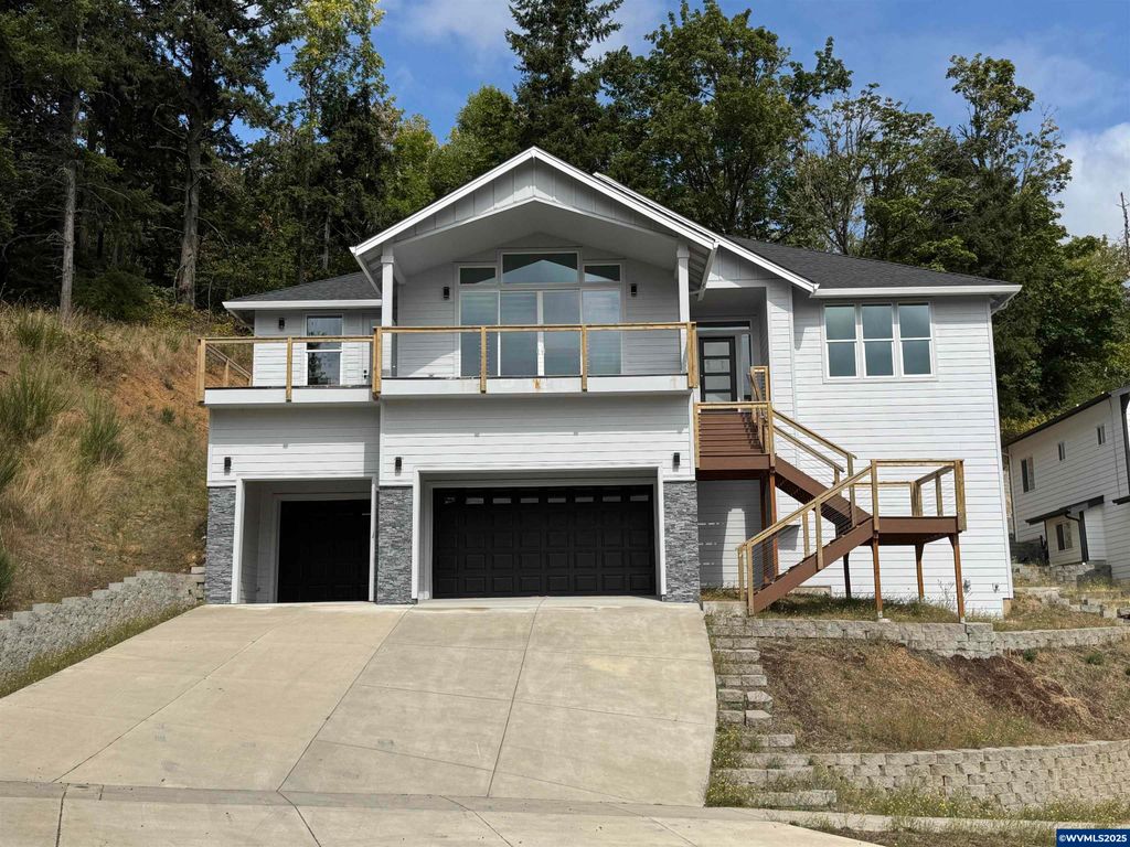 812 Hawk Dr, Silverton, OR 97381