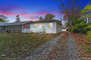 1140 Round Lake Road, White Lake, MI 48386