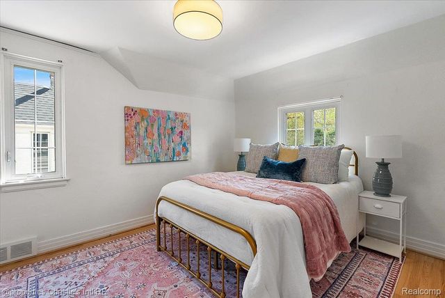 73 Meadow Lane, Grosse Pointe Farms, MI 48236