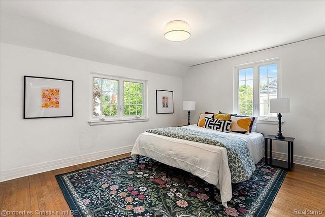 73 Meadow Lane, Grosse Pointe Farms, MI 48236