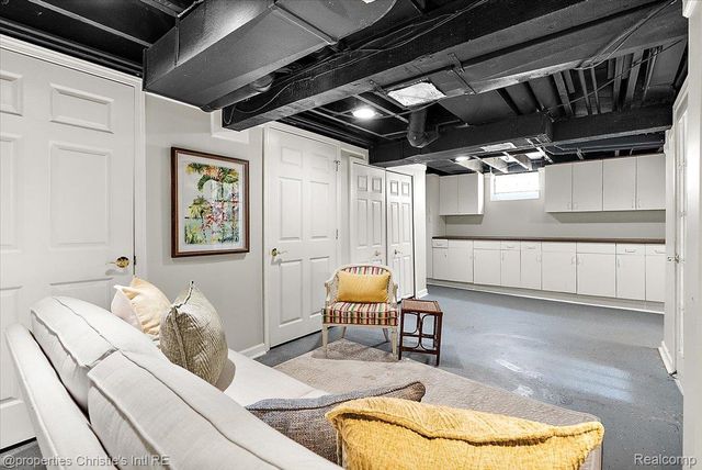 73 Meadow Lane, Grosse Pointe Farms, MI 48236