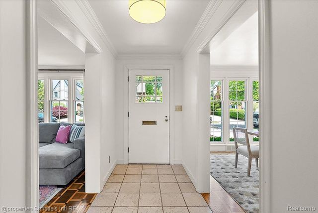 73 Meadow Lane, Grosse Pointe Farms, MI 48236