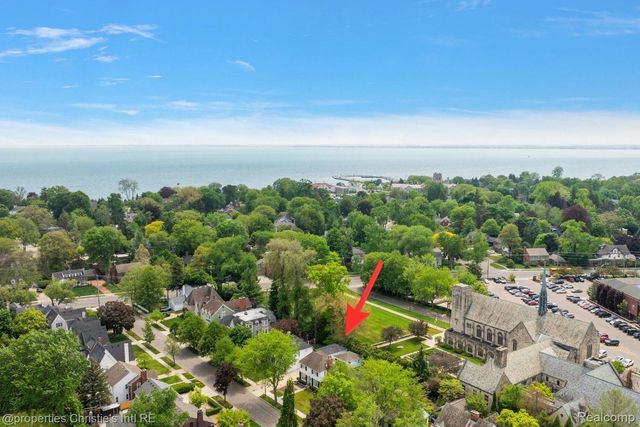 73 Meadow Lane, Grosse Pointe Farms, MI 48236