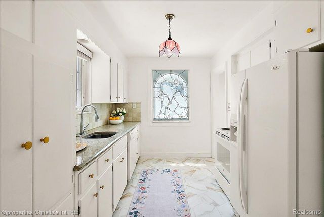 73 Meadow Lane, Grosse Pointe Farms, MI 48236
