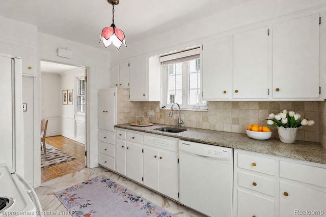 73 Meadow Lane, Grosse Pointe Farms, MI 48236