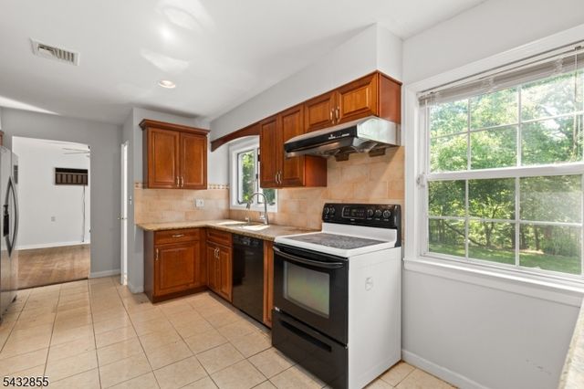 557 Monroe Ct, River Edge Boro, NJ 07661