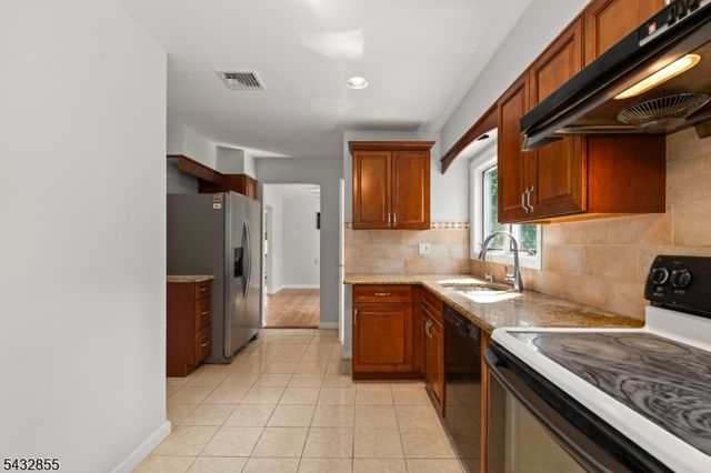 557 Monroe Ct, River Edge Boro, NJ 07661