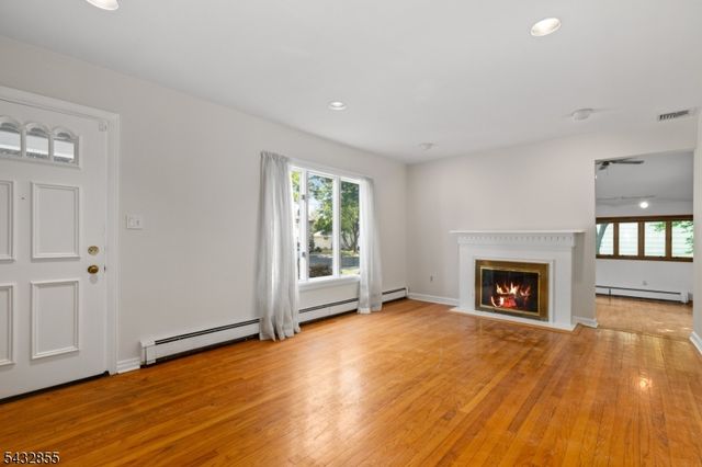 557 Monroe Ct, River Edge Boro, NJ 07661