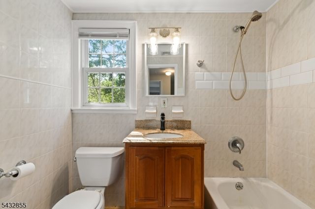 557 Monroe Ct, River Edge Boro, NJ 07661
