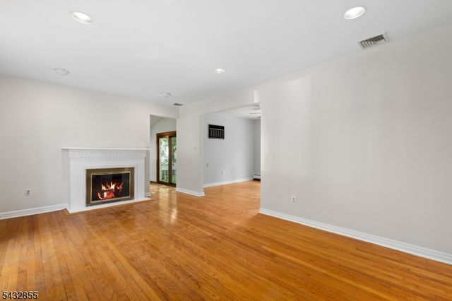 557 Monroe Ct, River Edge Boro, NJ 07661