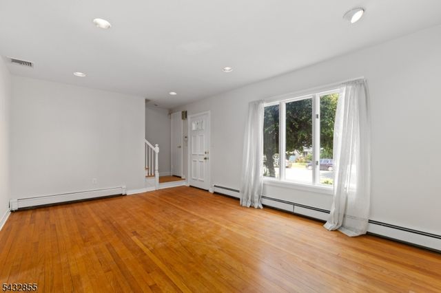 557 Monroe Ct, River Edge Boro, NJ 07661