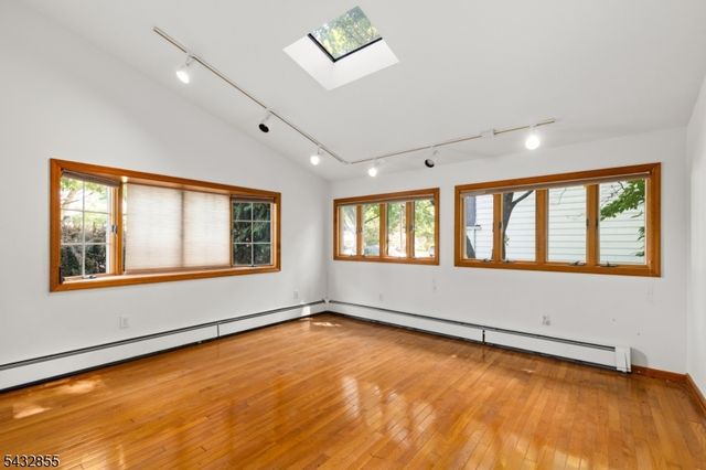 557 Monroe Ct, River Edge Boro, NJ 07661