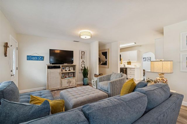 4724 W WALLCRAFT AVENUE, Tampa, FL 33611