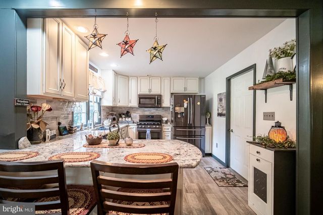 864 ELHAM DR, York, PA 17406