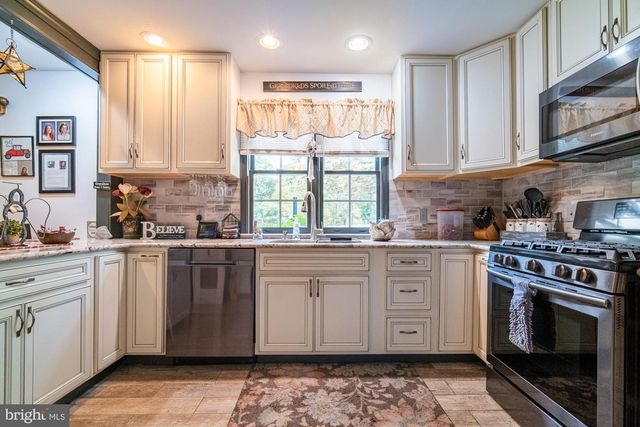 864 ELHAM DR, York, PA 17406