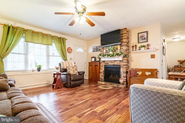 864 ELHAM DR, York, PA 17406