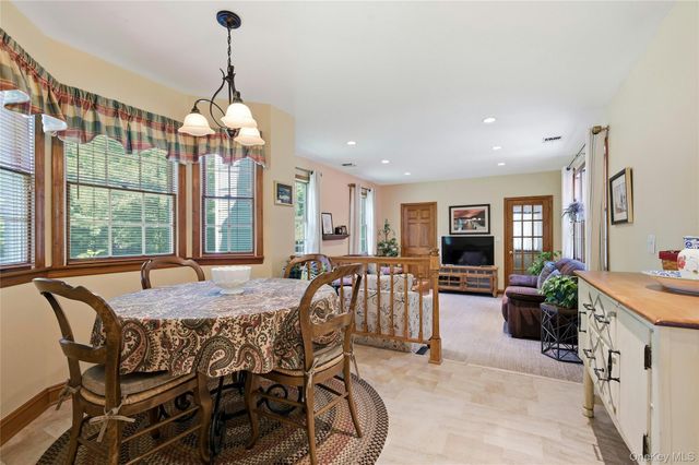 10 Polly Lane, Glen Head, NY 11545