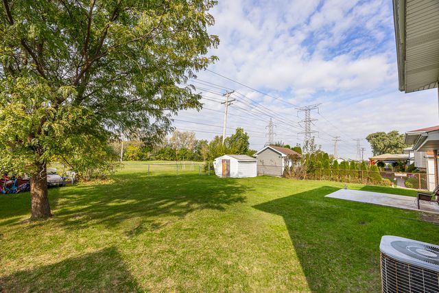 10624 S Michael Drive, Palos Hills, IL 60465