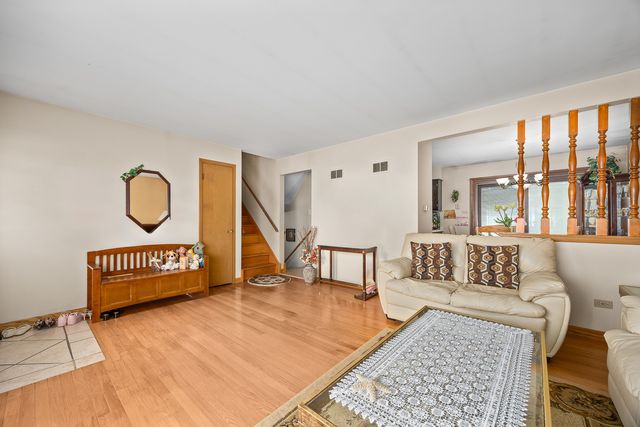 10624 S Michael Drive, Palos Hills, IL 60465